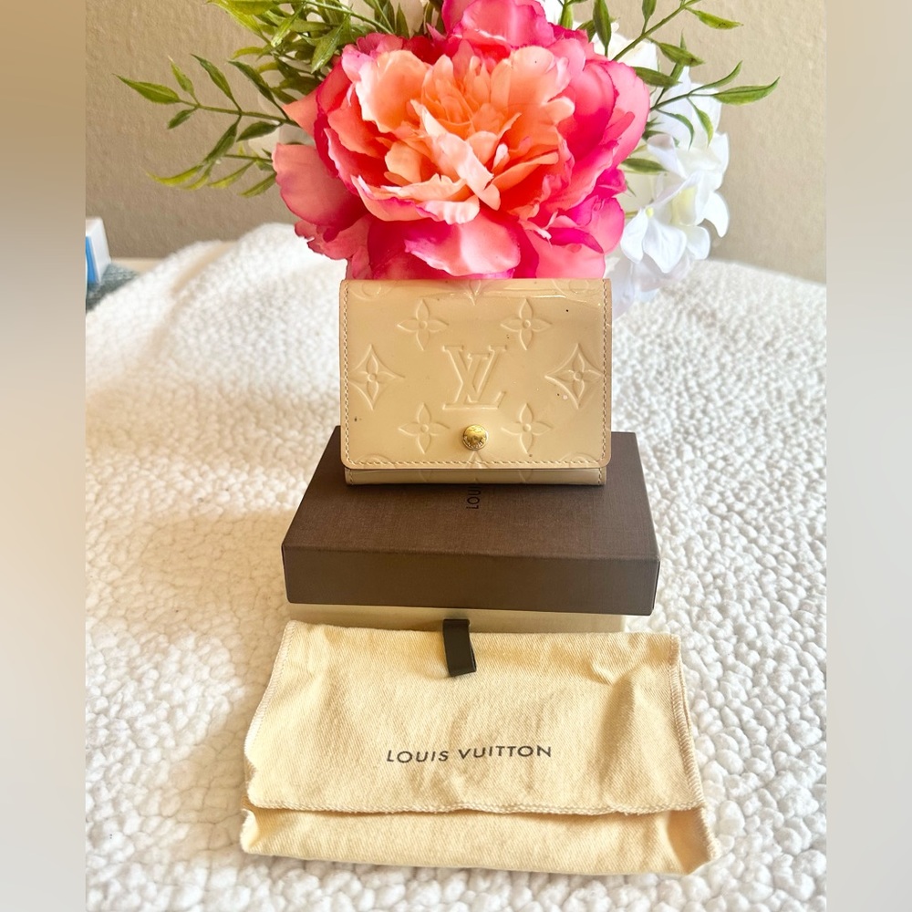 Authentic Louis Vuitton vernis card wallet